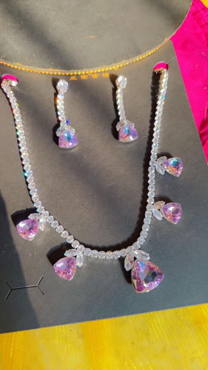Aurora Kiss Necklace Set