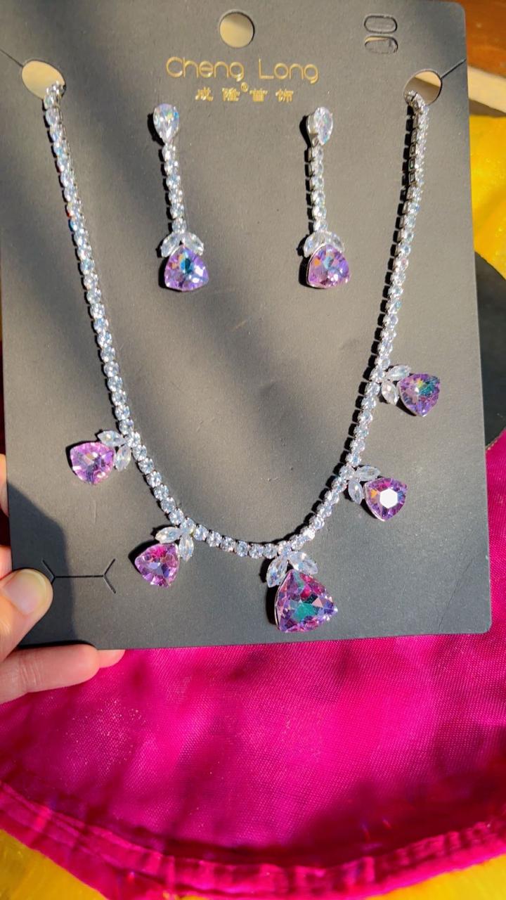Aurora Kiss Necklace Set